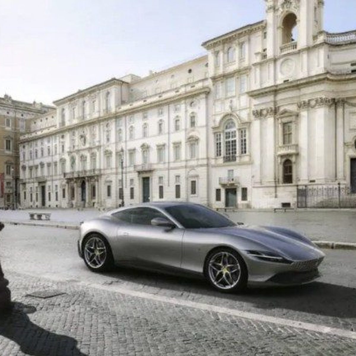 La nuova Ferrari Roma omaggio alla Dolce Vita per