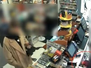 San Giovanni, ladro sorpreso con mani nella cassa: per fuggire lascia cellulare a titolare tabacchi