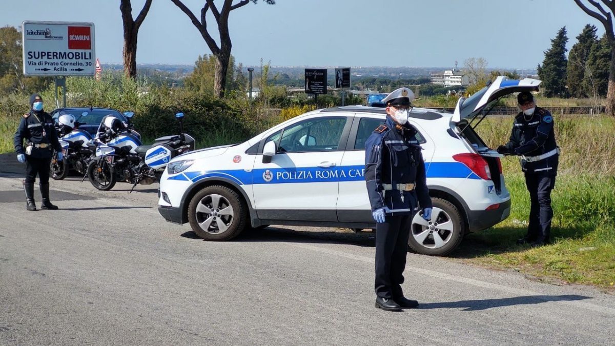 Controlli su strada – foto Polizia locale Roma Capitale