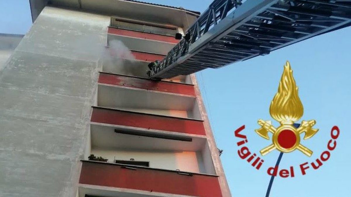 L’intervento dei vigili del fuoco in via Lucio Mummio