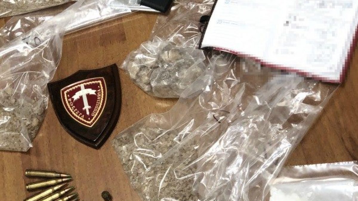 La droga e le munizioni sequestrate durante l’operazione (Polizia di Stato)