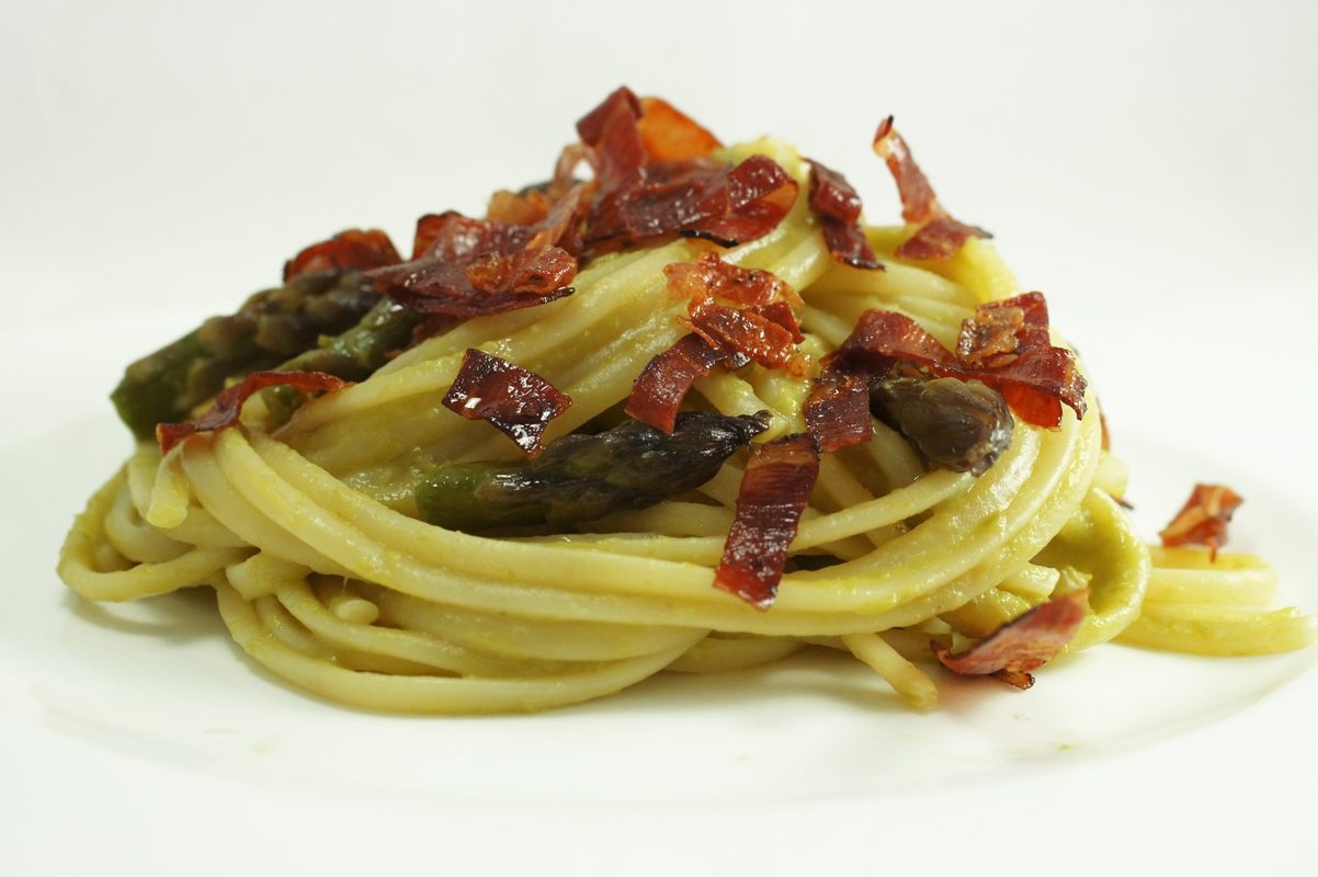 Linguine con asparagi e speck