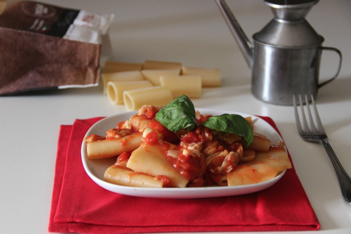 Paccheri al ragù di spigola: la ricetta di un primo piatto mediterraneo