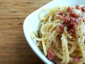 Carbonara, qui pepe e formaggio giocano un ruolo determinante.