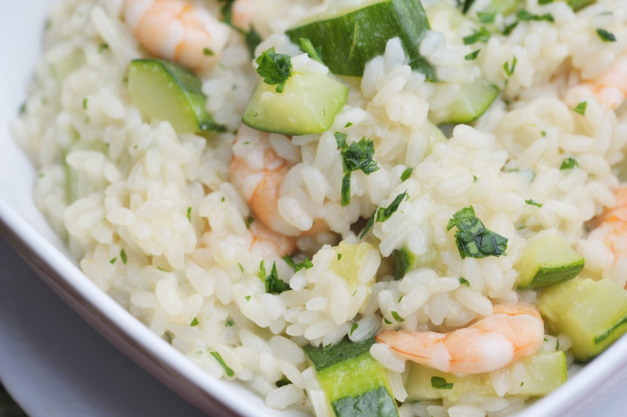 Risotto gamberi e zucchine la ricetta del primo piatto estivo che