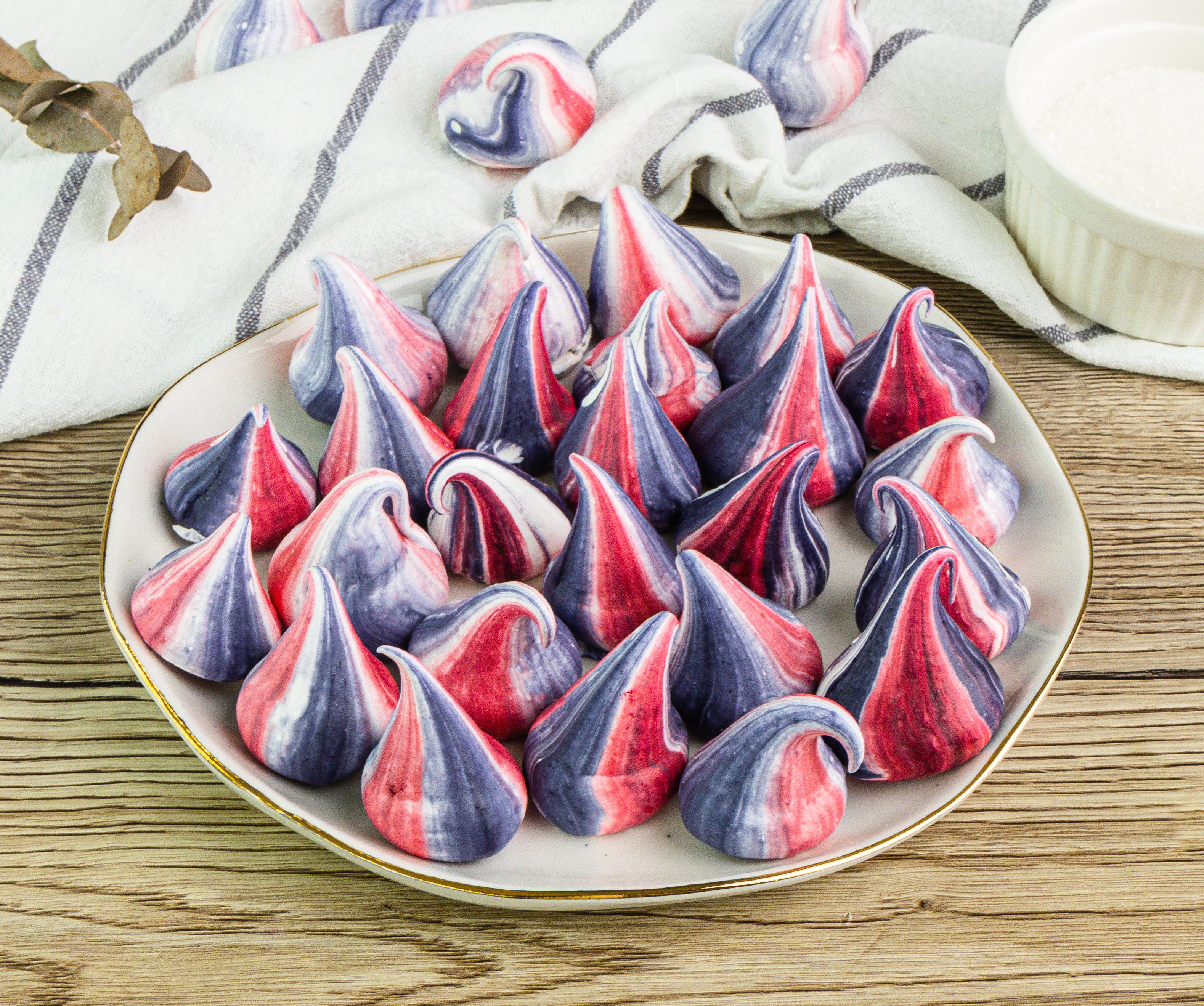 Meringhe colorate: la ricetta dei dolcetti deliziosi dall'effetto sfumato