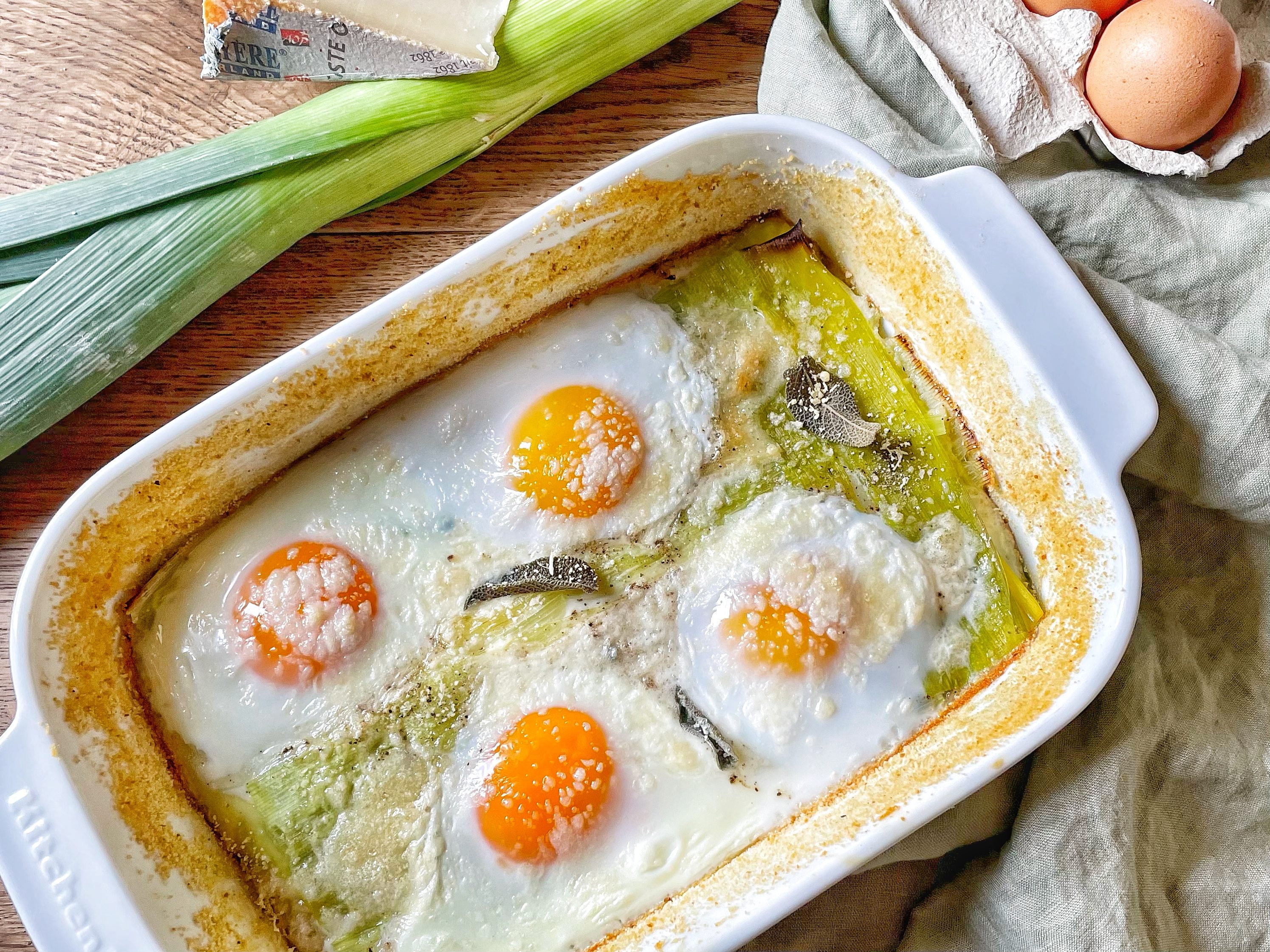 Porri e uova al forno: la ricetta del piatto sfizioso e filante