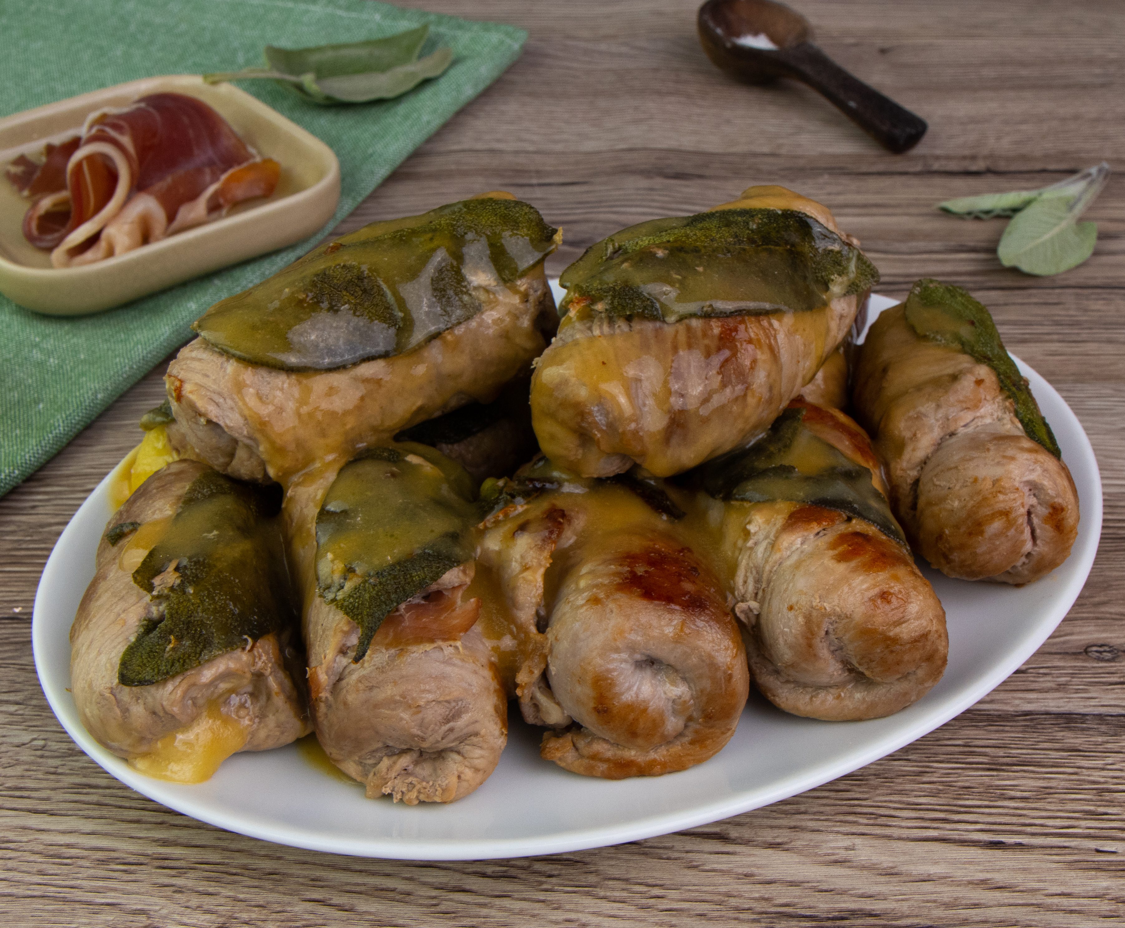 Involtini di vitello con prosciutto, formaggio e salvia: la ricetta veloce e saporita