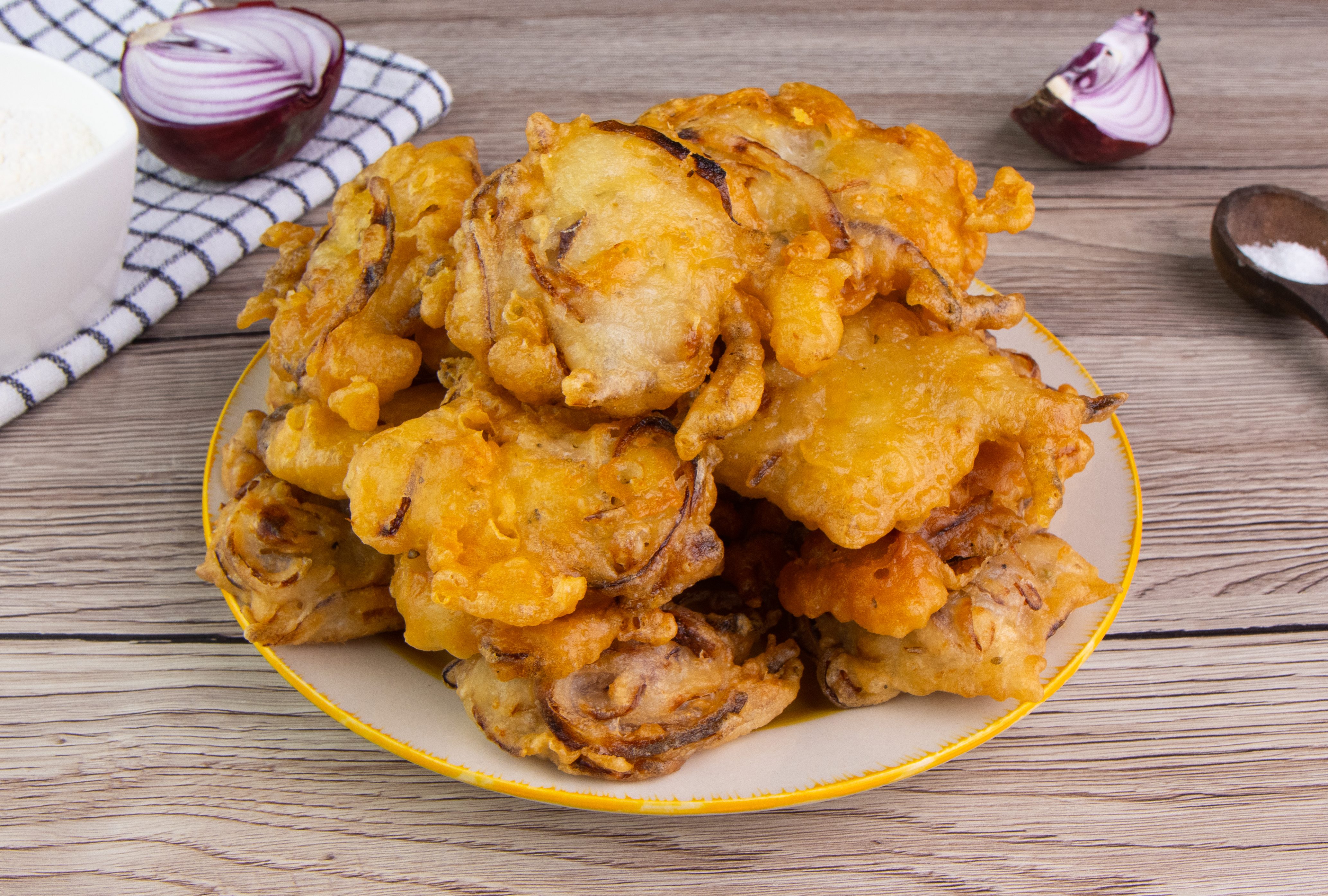 Frittelle di cipolle: la ricetta dell'antipasto sfizioso con cipolle di Tropea