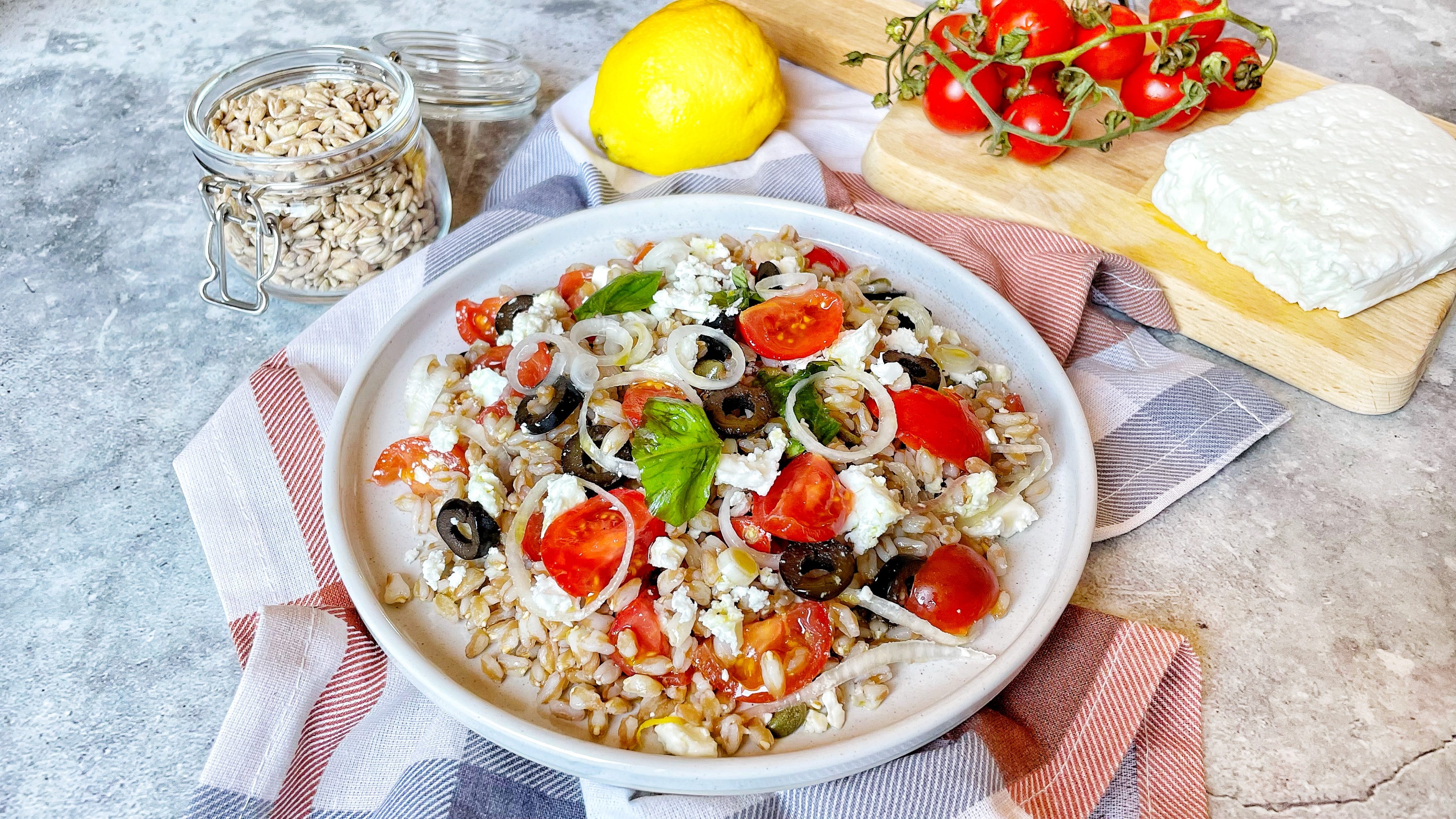 Insalata di farro alla greca: la ricetta del piatto estivo facile e veloce