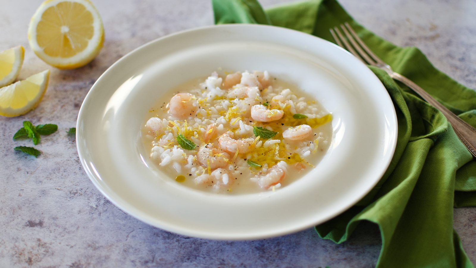 Risotto limone e gamberi la ricetta del primo elegante e profumato