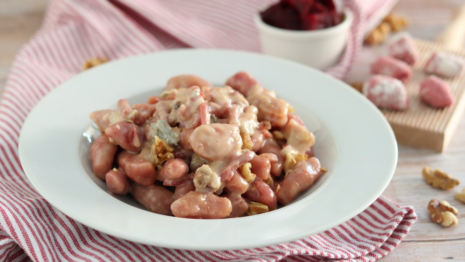 Gnocchi di barbabietola: la ricetta del primo piatto colorato e gustoso