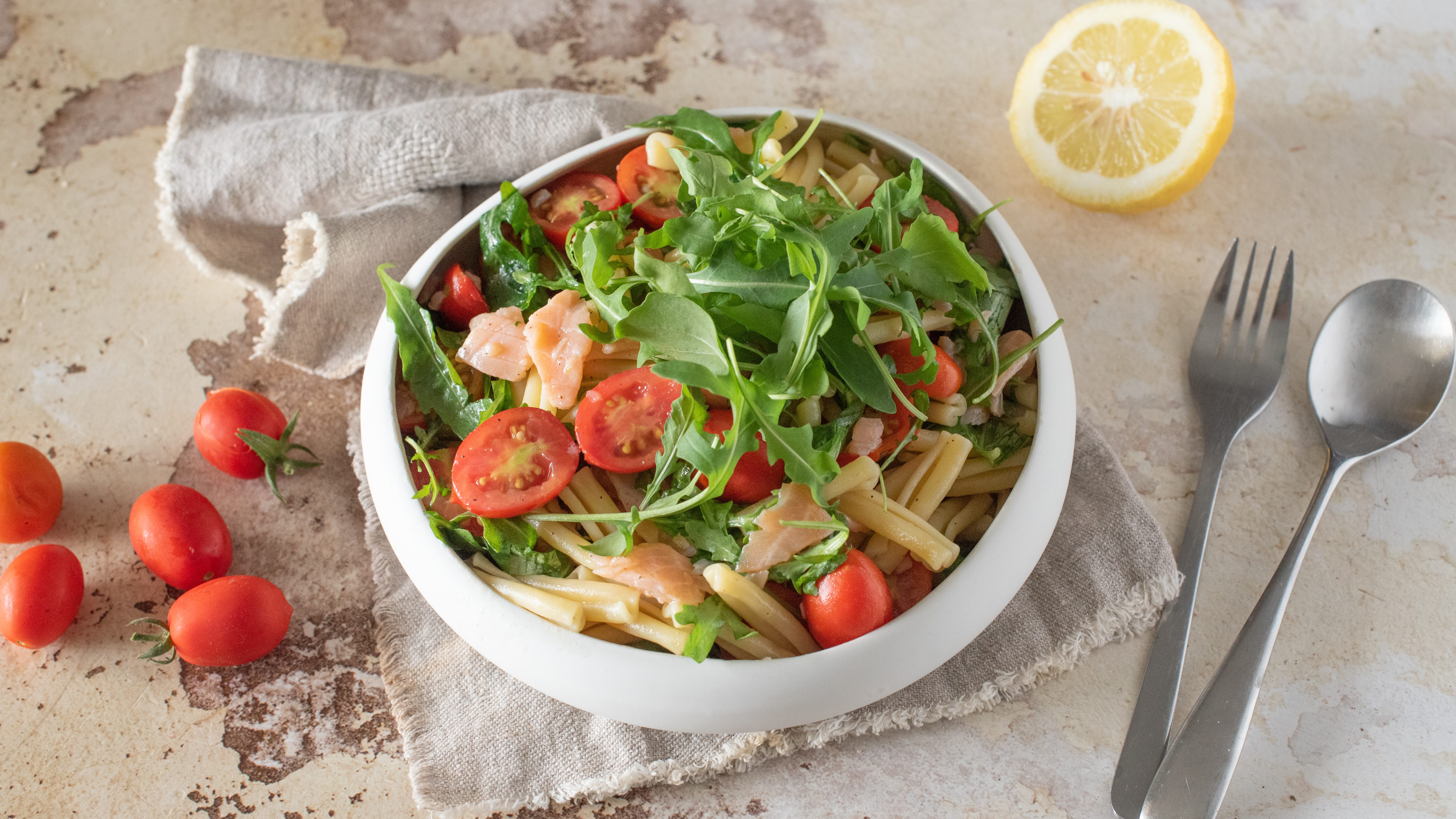 Pasta fredda con salmone e pomodorini: la ricetta del primo leggero e sfizioso