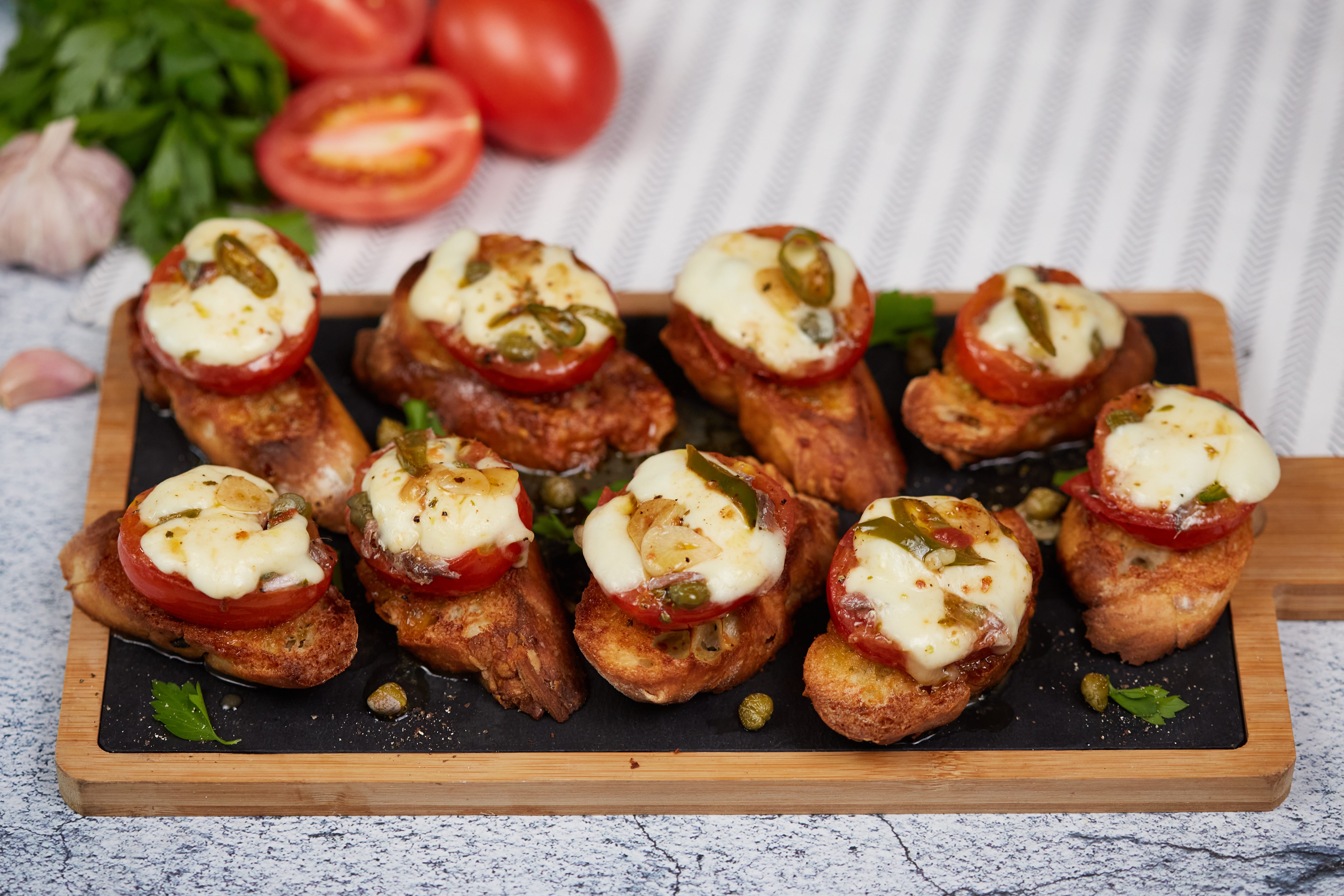Bruschette capperi, acciughe e mozzarella la ricetta dell'antipasto sfizioso e saporito