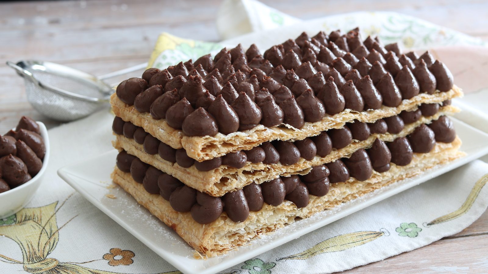 Millefoglie al cioccolato: la ricetta del dolce di pasta sfoglia e ...