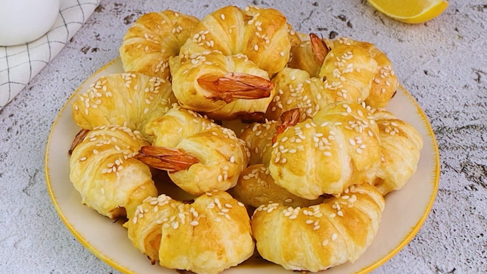 Gamberi in sfoglia la ricetta dell'antipasto di mare veloce da preparare