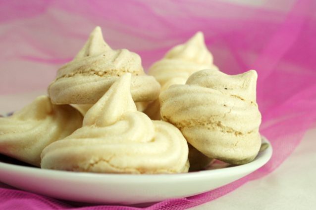 Authentic French Meringues How To Make The Dough At Home Cookist Com