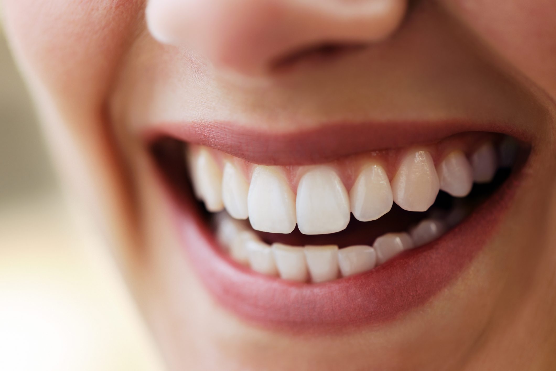 11 ways to naturally whiten the teeth