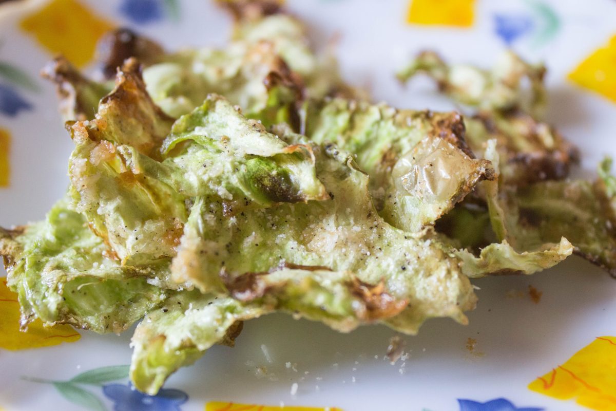 Cabbage chips A very lowcalorie and delicious snack preparation!