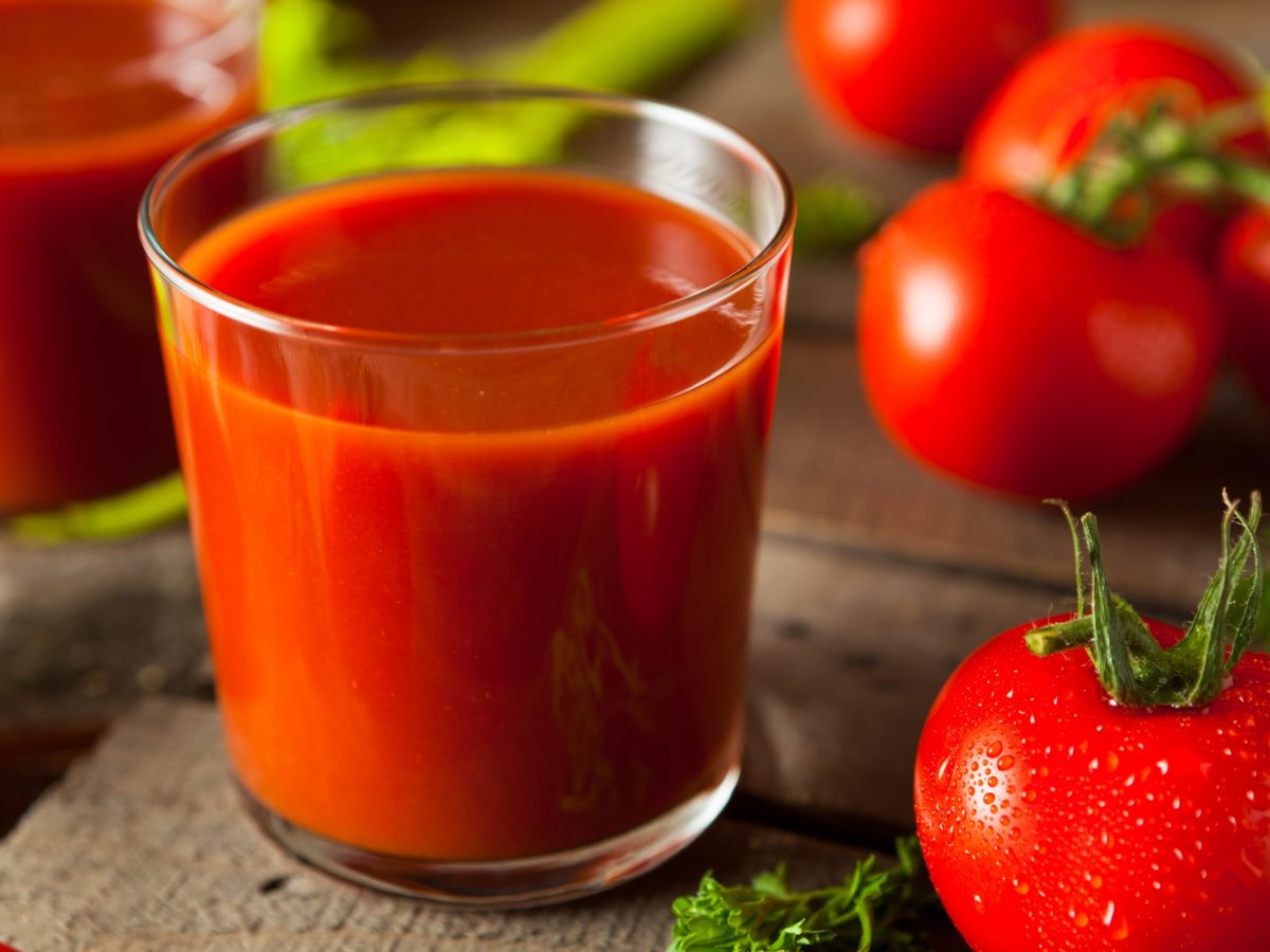10 Best Benefits of Tomato Juice for Skin, Hair and Health