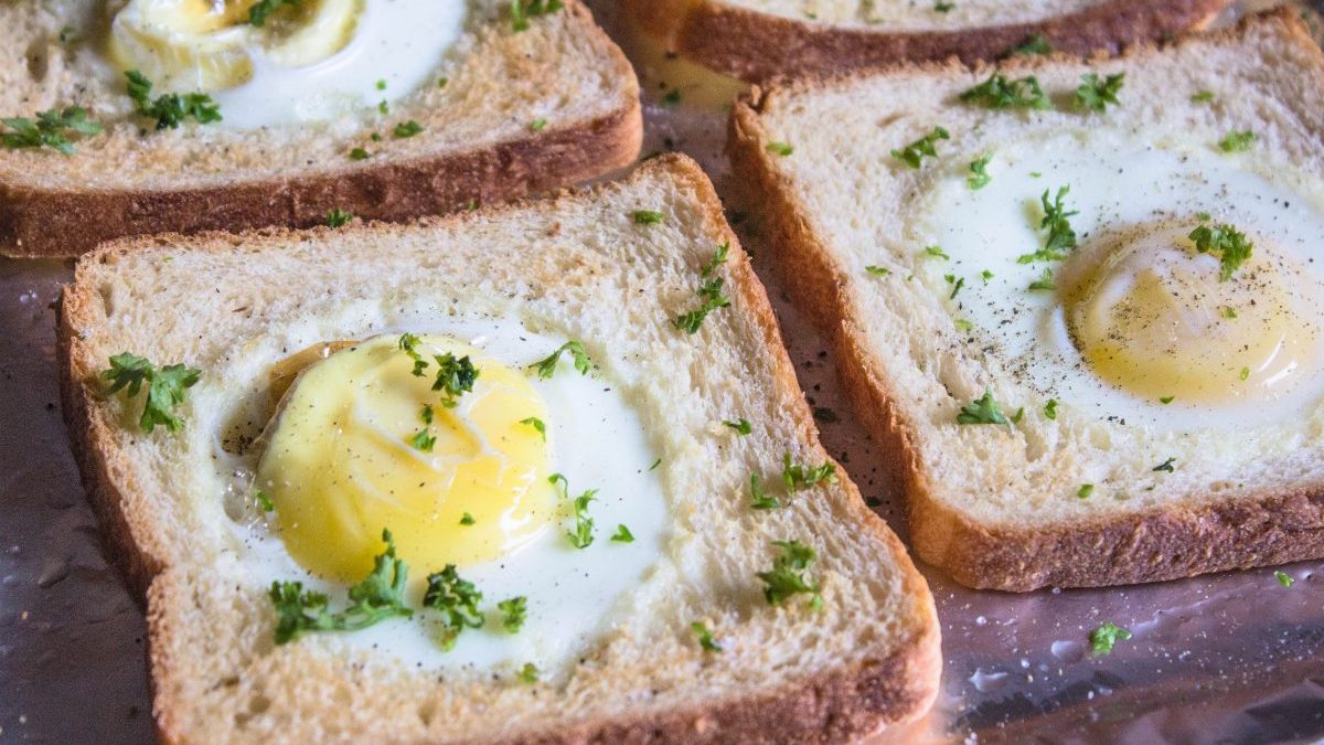 Sheet Pan Egg In A Hole A Quick Take On The Classic Breakfast Preparation Cookist Com