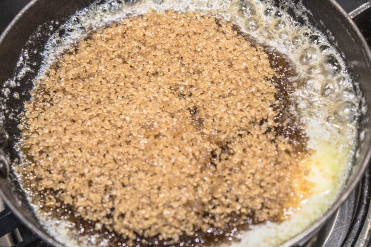 Apple foster: a quick spiced caramel treat for ice-cream lovers!