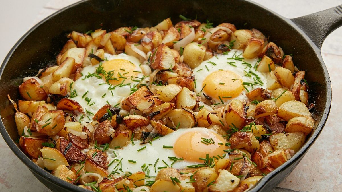 Crispy One-Pan Potatoes and Eggs-image