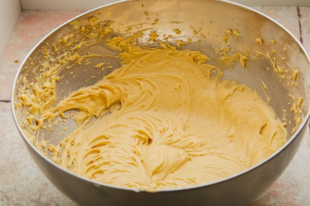 Caramel Banana Cake the recipe to make it beautiful and fluffy