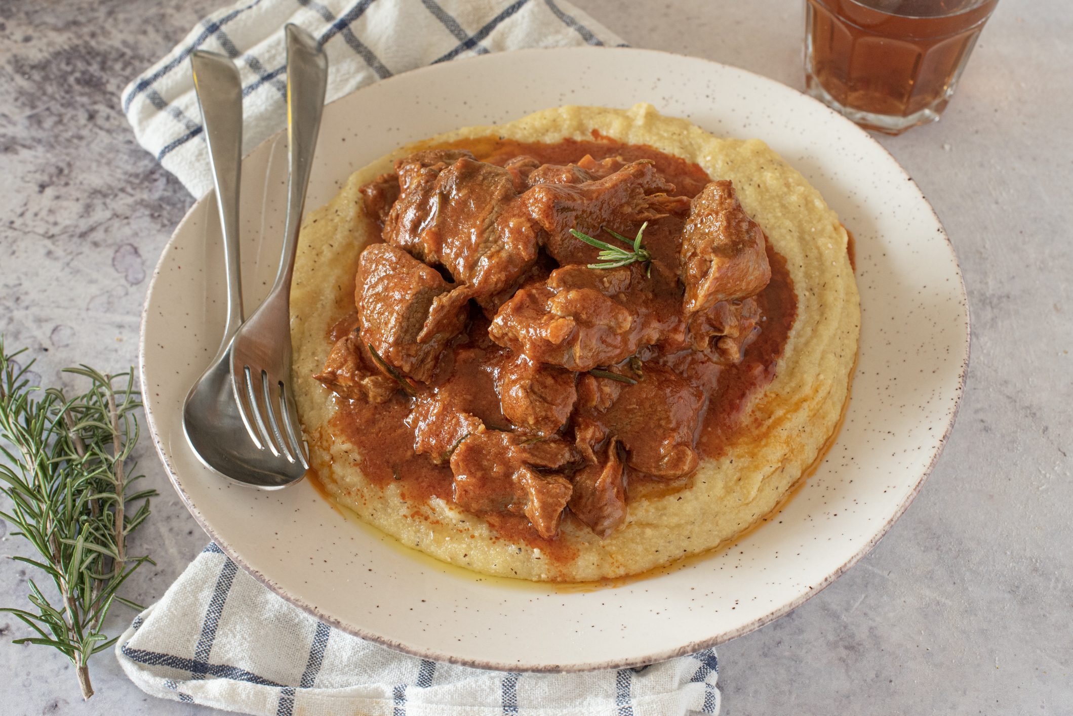 Stew with cornmeal mush the smart recipe for a nice Sunday lunch