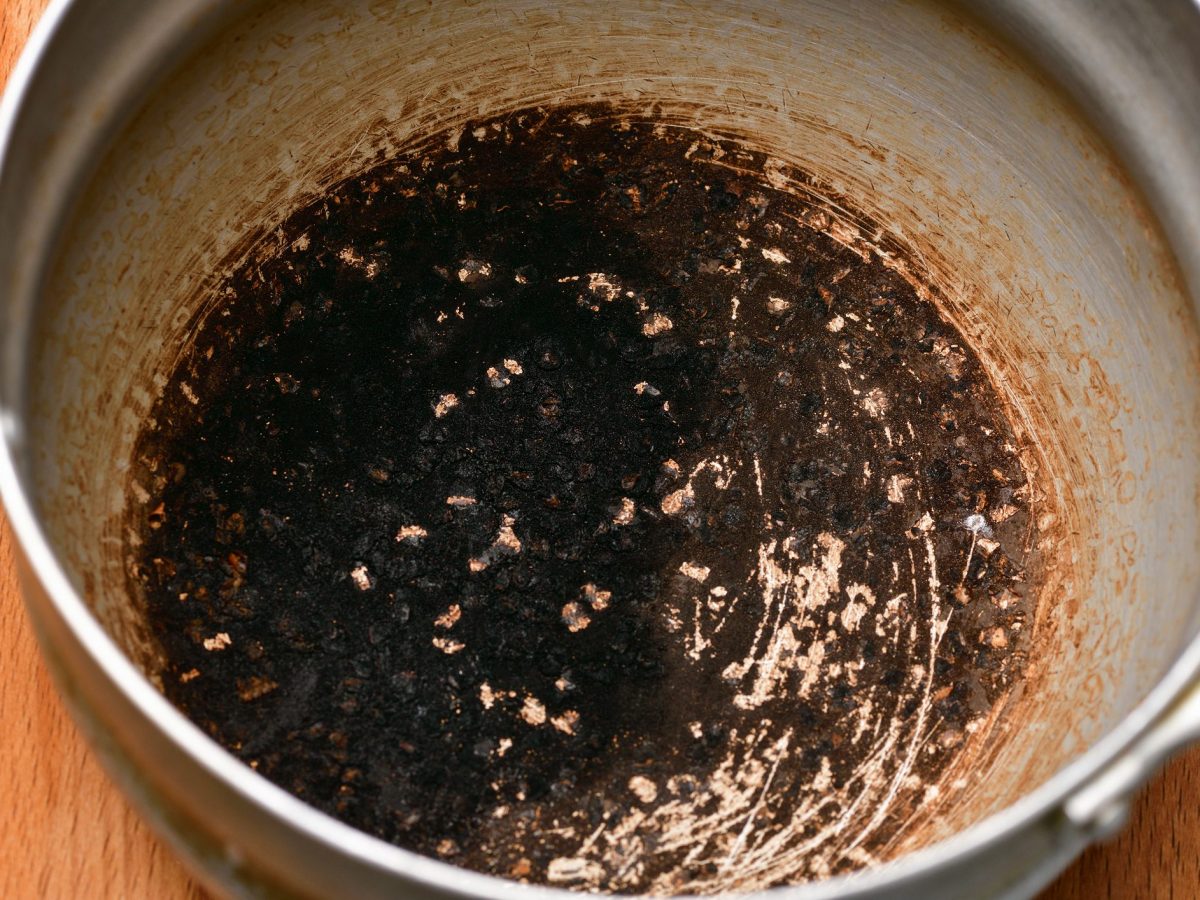 7 Cleaning Hacks That Will Help You Get Clean Burnt Grease Off Your Pans