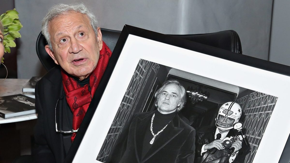 Galella mostra la foto con Brando in cui indossava un casco da football dopo l’aggressione.