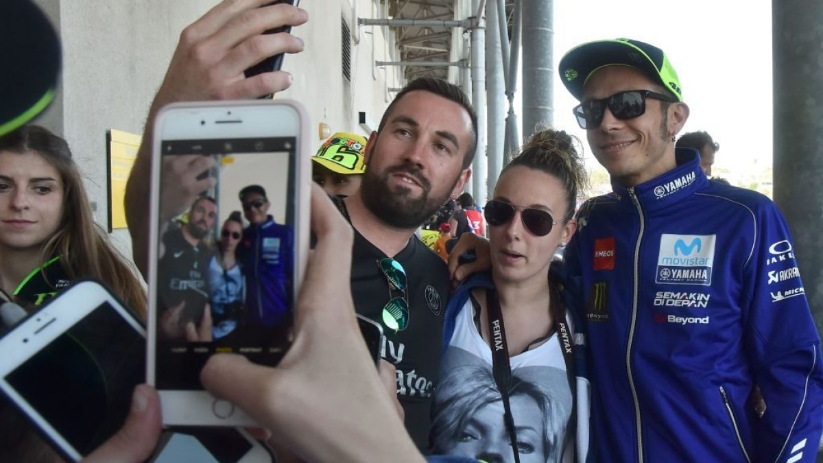 Valentino Rossi, 41 anni, in posa per un selfie con i fan / Getty
