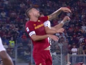 Pellegrini espulso, ma il secondo giallo fa discutere: salterà per squalifica il derby Pellegrini espulso, ma il secondo giallo fa discutere: salterà per squalifica il derby