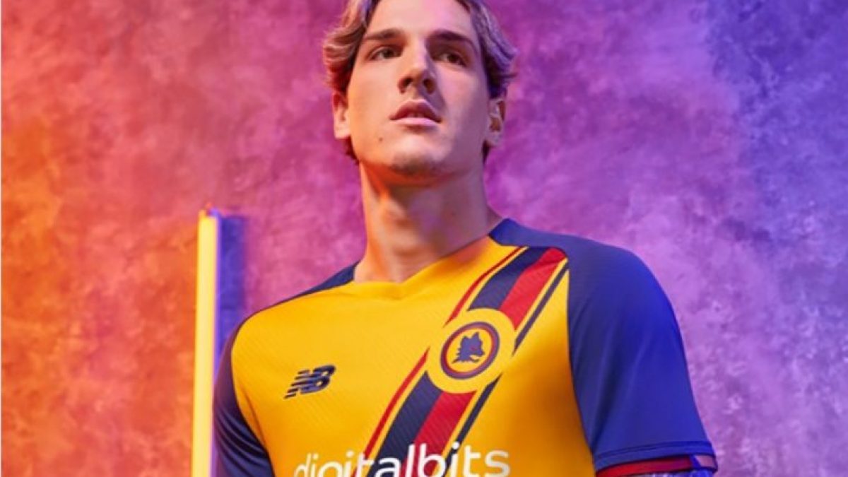 Presentata la terza maglia della Roma: tutta oro, fascia rosso-blu e  lupetto sul petto