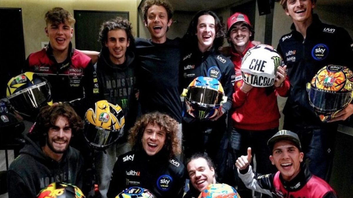 Altri nove Valentino Rossi in pista a Valencia: la sorpresa dei piloti  dell'Academy al Dottore