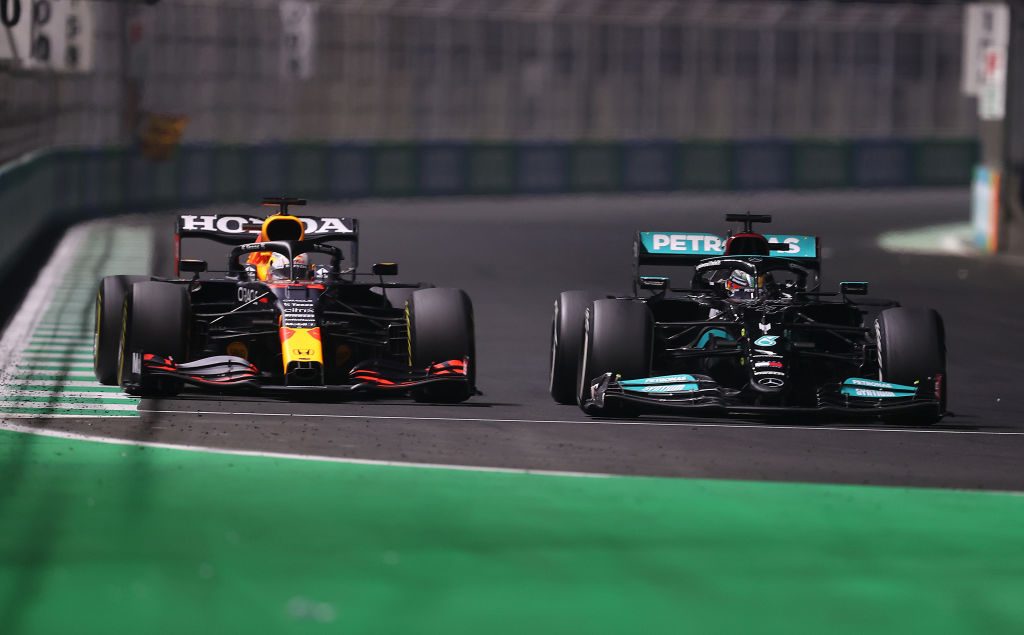 L'ex campione del mondo di Formula 1 Jacques Villeneuve ha descritto la battaglia tra Lewis Hamilton e Max Verstappen nel GP dell'Arabia Saudita come "karting da noleggio". Il canadese ha anche messo in dubbio che lo sport stia diventando troppo uno "spettacolo hollywoodiano".