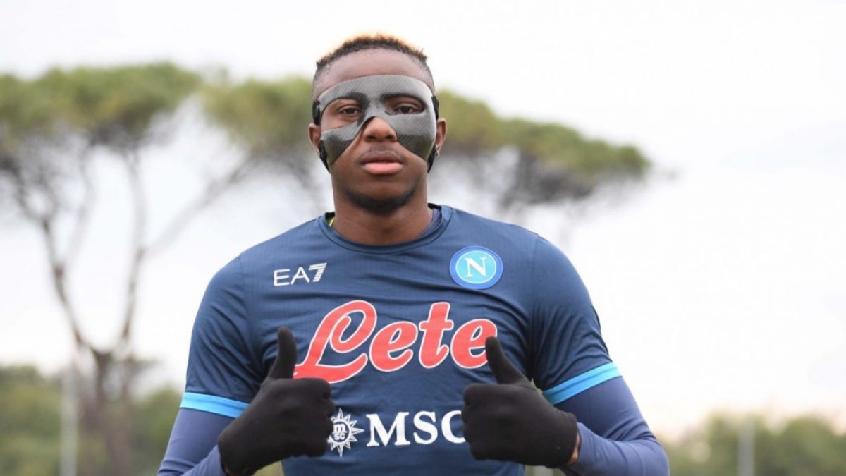 Victor Osimhen ha ripreso gli allenamenti con la mascherina personalizzata (immagine tratta dal profilo ufficiale del Napoli)
