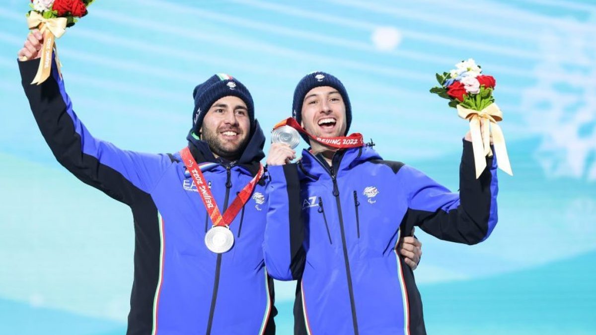 Giacomo Bertagnolli e la guida Andrea Ravelli sul podio delle Paralimpiadi di Pechino 2022 dopo l’ennesimo argento conquistato in questa edizione dei Giochi.