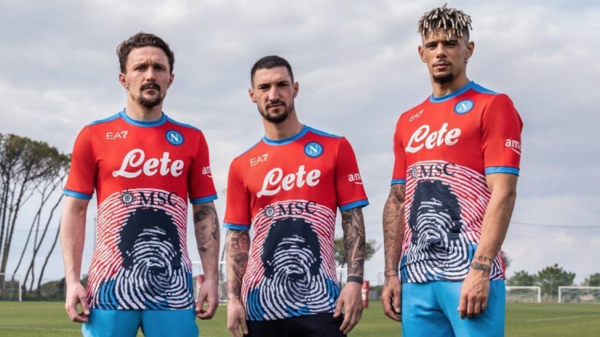 Napoli, anima e cuore: il ricavato della maglia Maradona ai rifugiati della  guerra in Ucraina