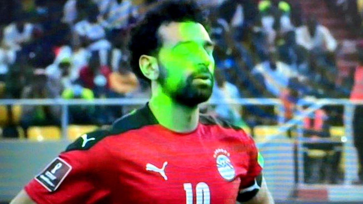 Salah disturbato dai laser durante la sequenza decisiva dei calci di rigore contro il Senegal.
