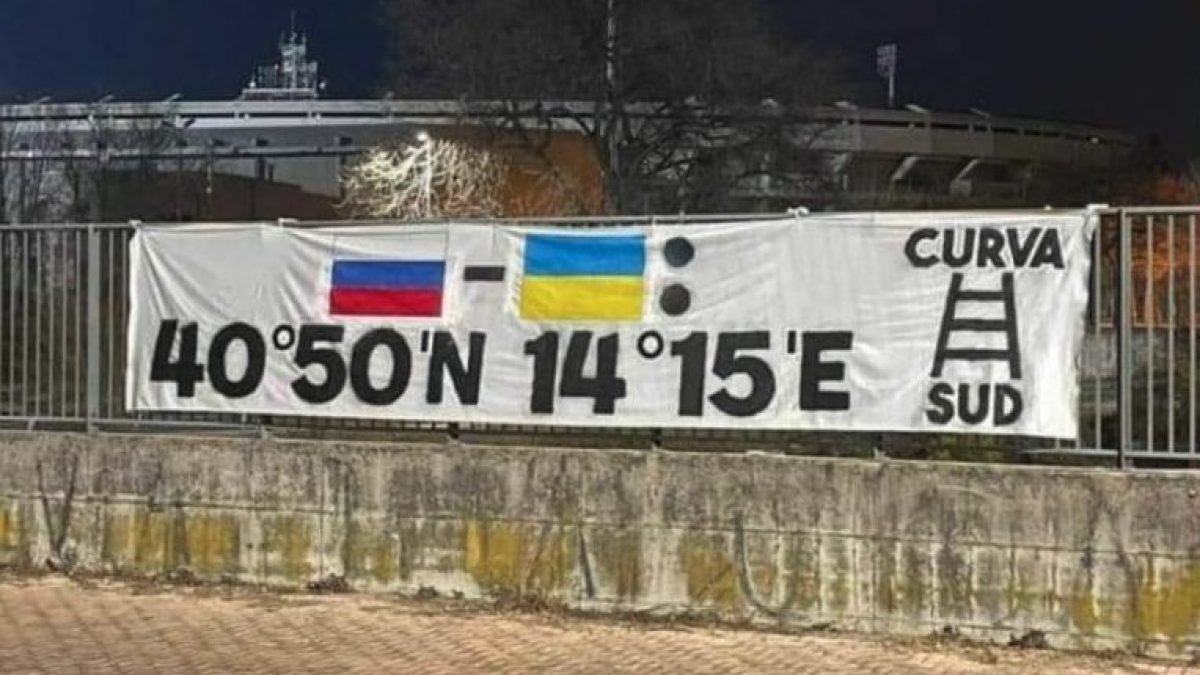 Le coordinate per bombardare Napoli scritte dai tifosi del Verona con riferimento alla guerra tra Russia e Ucraina.