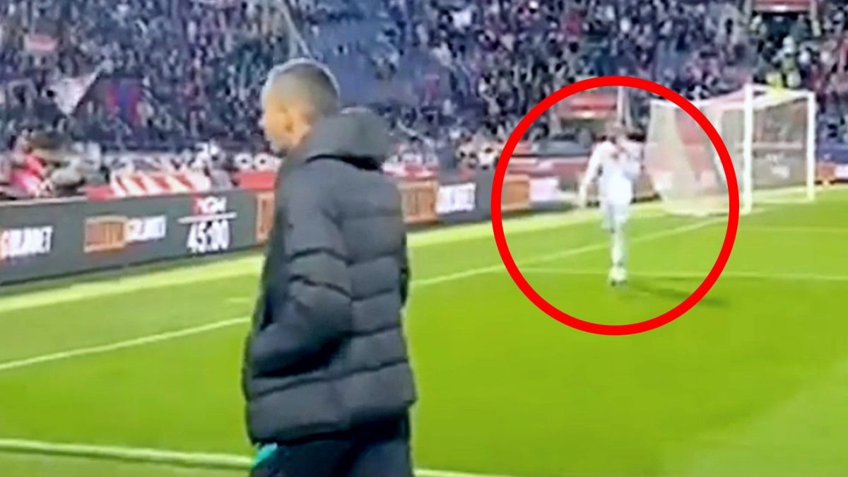 Samir Handanovic lascia il campo di Bologna, sullo sfondo c’è Radu, distrutto e in lacrime per aver commesso l’errore che ha regalato la vittoria ai felsinei e frenato la rincorsa scudetto dell’Inter.