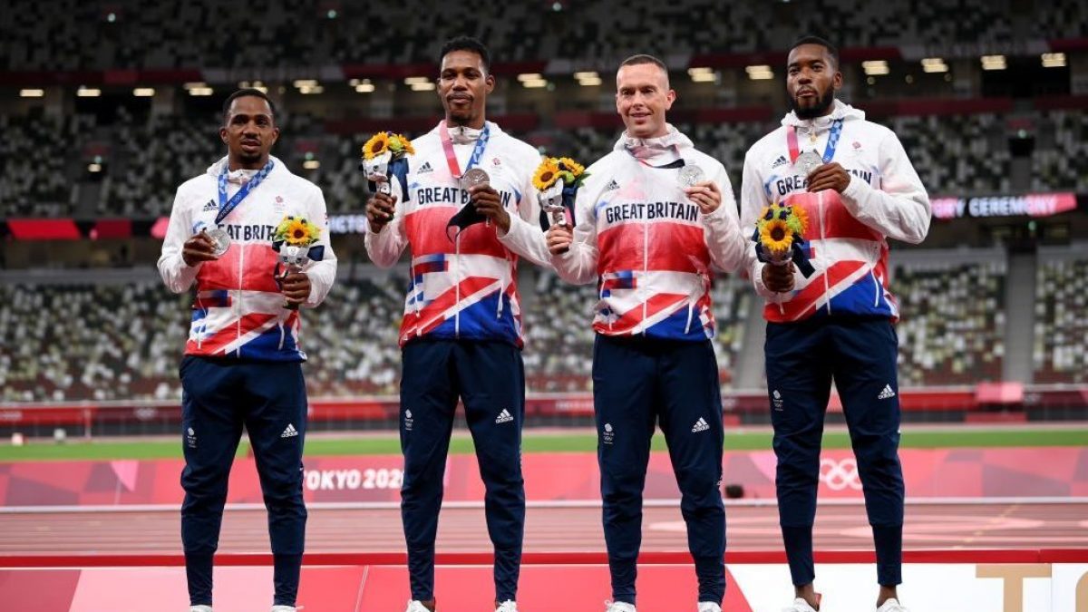 I quattro atleti inglesi che avevano conquistato l’argento nella staffetta 4x100 alle Olimpiadi di Tokyo 2020.