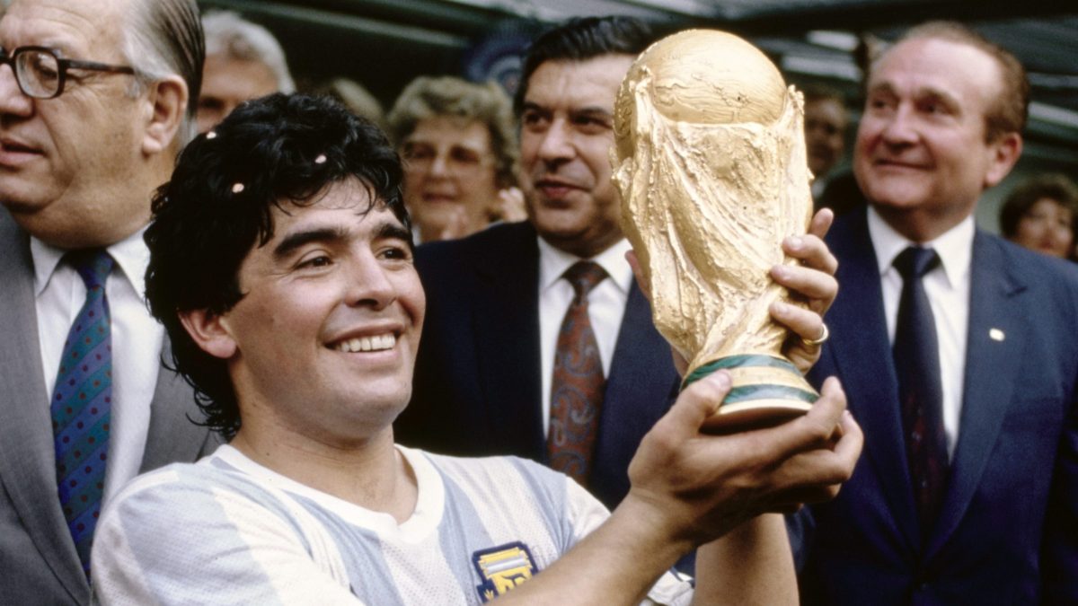 Maradona solleva la Coppa del Mondo conquistata ai Mondiali di Messico 1986.