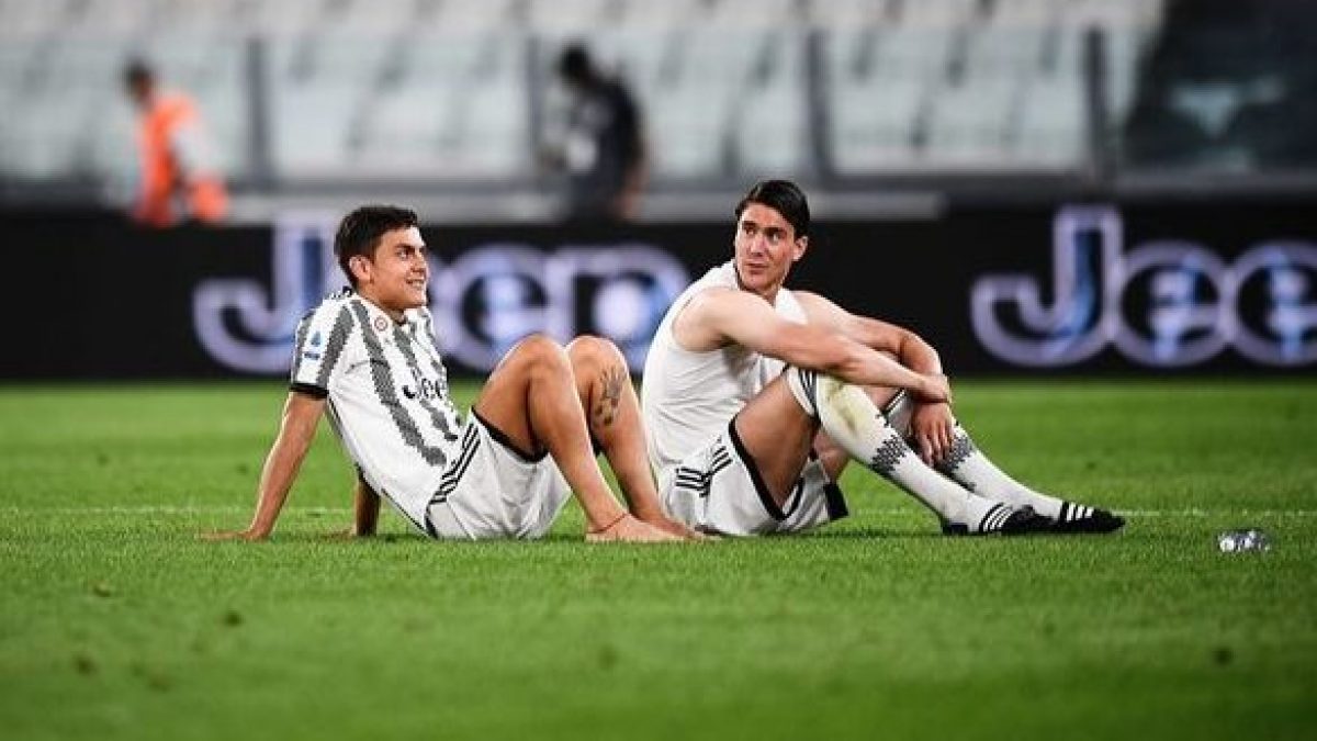 Dybala e Vlahovic seduti allo Stadium vuoto dopo la Lazio