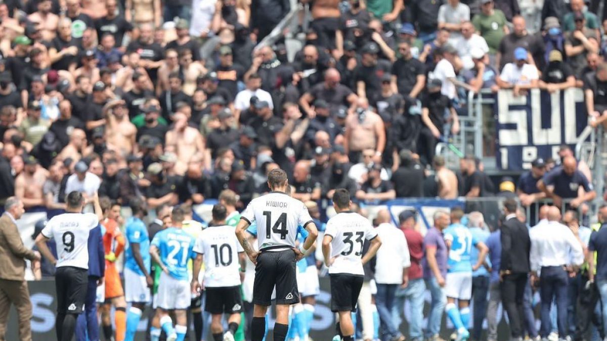 I giocatori di Spezia e Napoli nei pressi dei settori dove sono scoppiati gli incidenti tra opposte tifoserie.