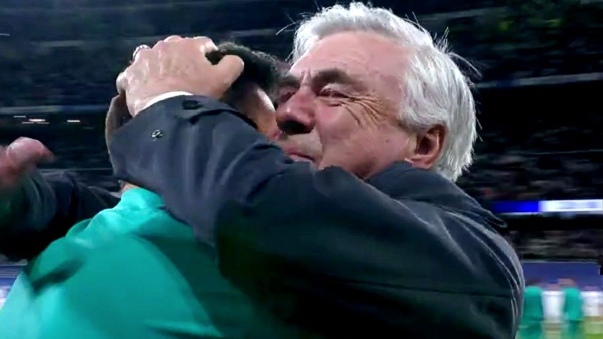 Carlo Ancelotti abbraccia il figlio Davide al termine della sfida vinta dal Real Madrid contro il Manchester City.