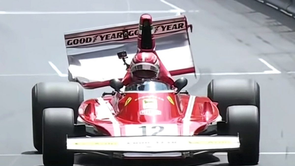 La vettura di Leclerc danneggiata dopo l’incidente a Monaco: il pilota della Rossa era a bordo di una Ferrari del 1974 durante una corsa dimostrativa a Monte Carlo.