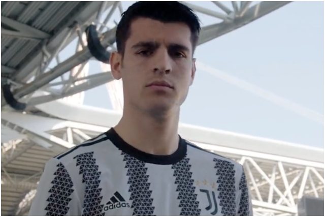 La Juve presenta la nuova maglia, è un omaggio allo Stadium: Così si sente  addosso la magia
