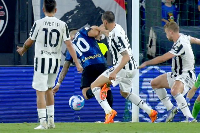 Lautaro “aggancia” Bonucci, grossi dubbi sul rigore in Juve-Inter: Valeri non cambia idea Lautaro “aggancia” Bonucci, grossi dubbi sul rigore in Juve-Inter: Valeri non cambia idea